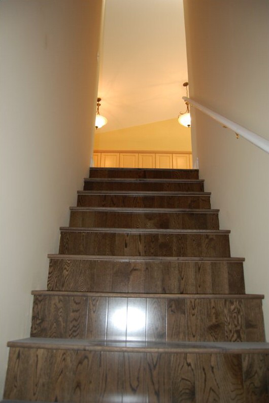 21_staircase_in_hardwood